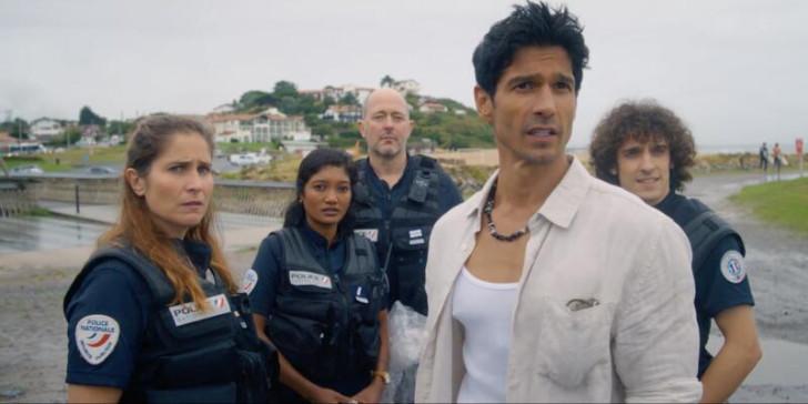 Vinnie Dargaud en tenue de civile et Joséphine Draï, Jean-François Cayrey, Paul Scarfoglio et Lily Nambininsoa, tous les quatre portant l'uniforme, regardent dans une même direction